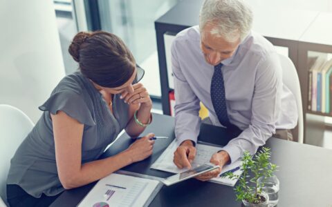 Pessoas de negócios que se reúnem no escritório com documentos de tablet e trabalho em equipe para discussão ou revisão Acima de mulher e homem para tecnologia de colaboração e orientação na gestão de projetos como funcionários