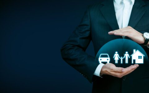 Conceito de seguro Empresário com família de automóveis