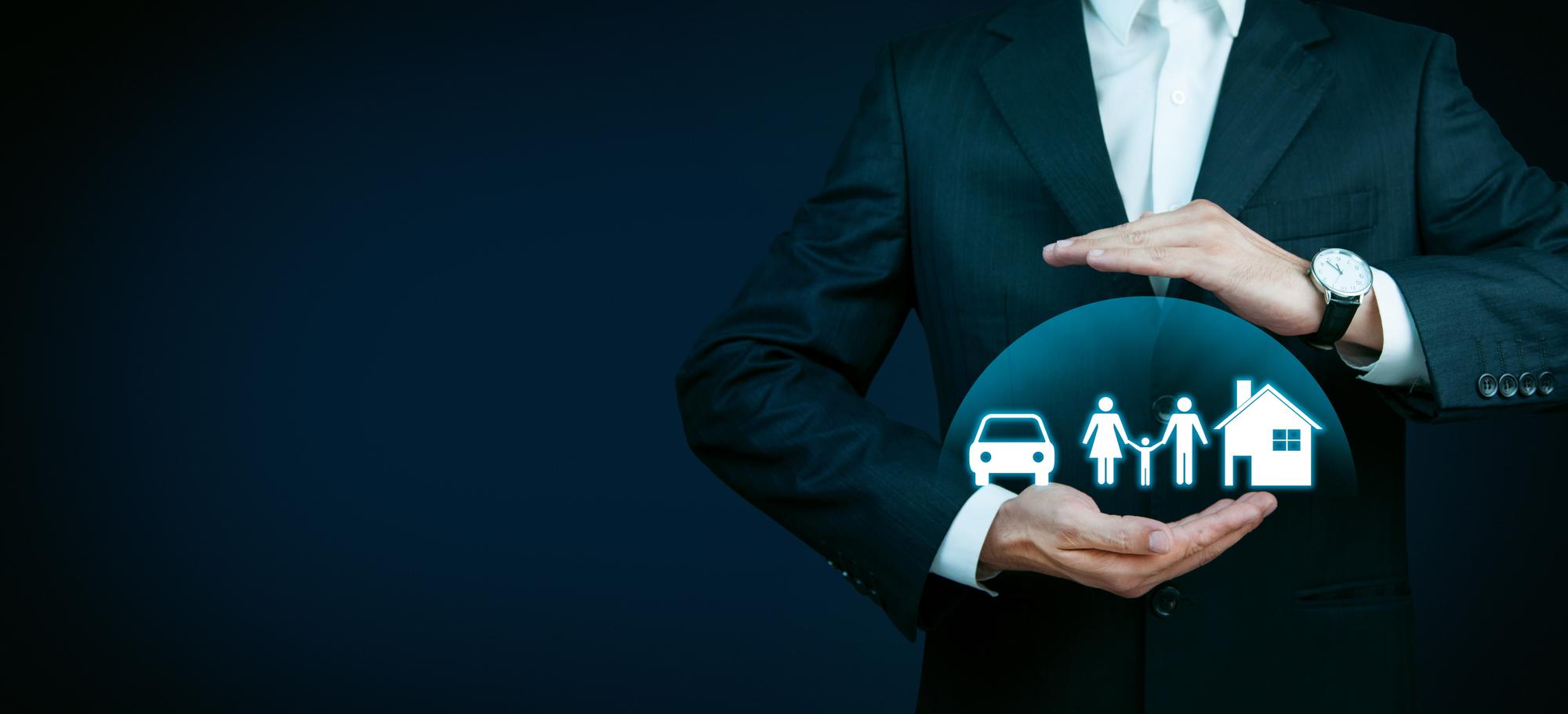 Conceito de seguro Empresário com família de automóveis